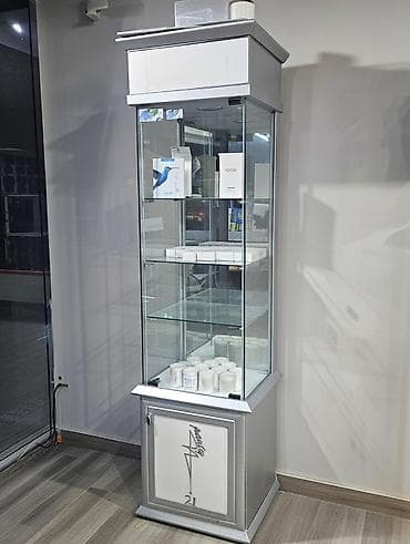 Şüşəli dolab vitrini