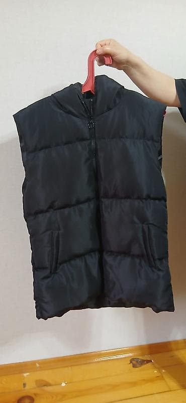 geyim modelleri: Qara kapüşonlu şişmə jilet - Rəng: qara - Model: kapüşonlu, qol­suz — 2