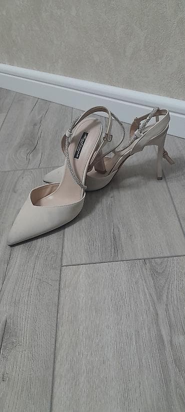 Bej rəngli qadın stiletto ayaqqabılar - Klassik sivri burun dizaynı -
