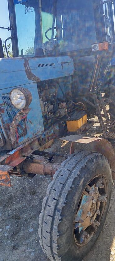 təkər traktor: Belarus MTZ tipli traktor - Korpus: kabinəli, mavi-qara rəng sxemi — 10