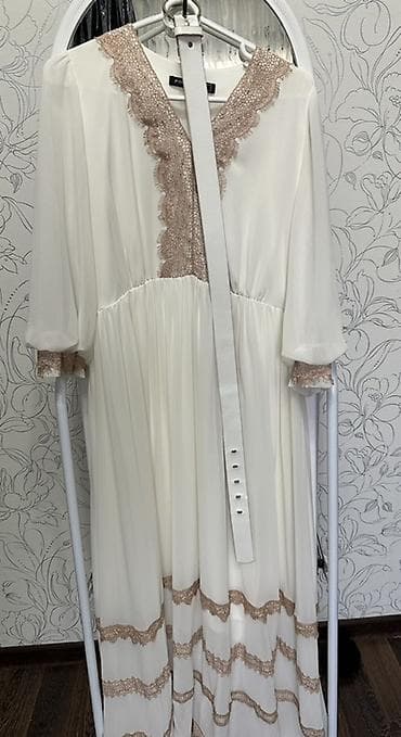 Zərif axıcı fakturalı, krem rəngdə uzun paltar. V-kəsim yaxa və ətək