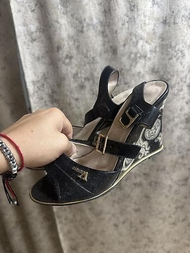Basanoşka və səndəllər: Qadın ayaqqabıları dəsti - Model 1: Qara platformalı sandal - Açıq — 1