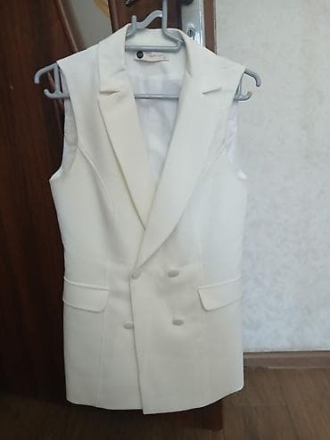 usta geyimi: Ağ rəngli qadın jilet – klassik, uzadılmış fason. - Model: ikicərgəli — 4