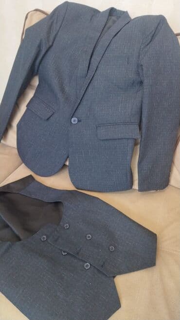 Yeni kimidir az geyinilib balaca olduğu üçün satılır 12-13 yaș