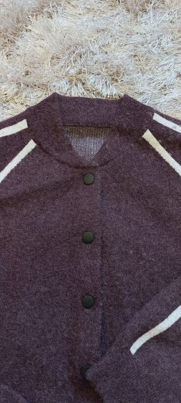 4xl nece razmerdi: Ust geyimi. Eyinde gozel qalir, isti saxlayir. S razmerdir. 15 yawdan — 6