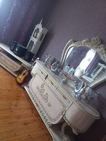 komodlar: Klassik üslubda qonaq otağı mebel dəsti Tərkibi: - 1 ədəd iri yemək — 5