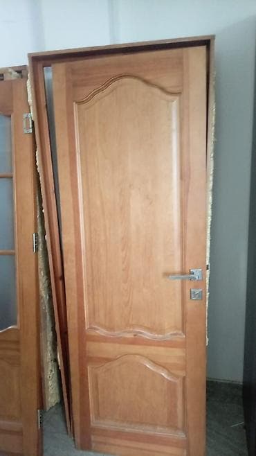 Siyirmə qapılar: Taxta otaq qapıları – şüşəli və şüşəsiz modellər. İşlənmişdir — 3