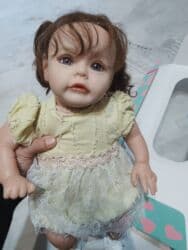 Müəyyən hərəkətlərə reaksiya verir. Ağlıyır, gülür, Mama deyir, qaz