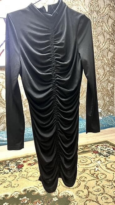 dress: Qara rəngli, uzunqol, dizə yaxın uzunluqda ziyafət donu. Parıltılı — 2