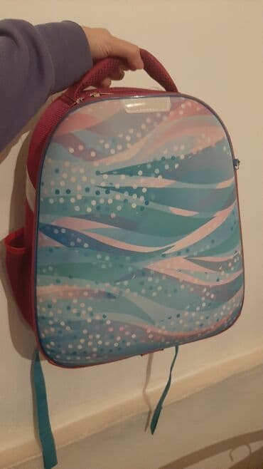 Uşaq məktəb çantası 23 olçusu - Ön hissəsi möhkəm formaya sahib, bərk