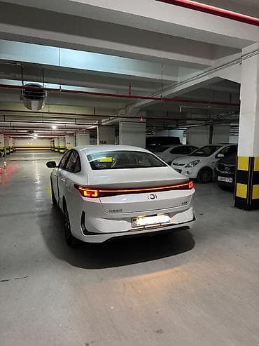 Продажа авто: AİWAYS A5 elektrik sedan - Kuzov: sedan, ağ rəng, aerodinamik — 2