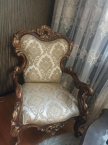 balaca divanlar: Barokko üslubunda dəst mebel Tərkib: - 1 ədəd üçnəfərlik divan - 1 — 2