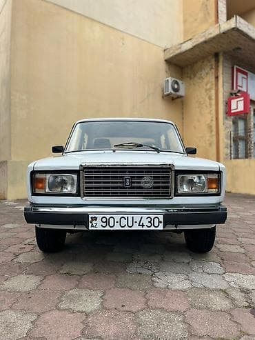 VAZ 2107 sedan – klassik ağ rəngdə, 4 qapılı. Xüsusiyyətlər: - Kuzov