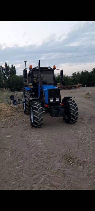 traktor altlıqlı qara qadın bosonojkaları: Traktor motor 2.2 l, Yeni — 3