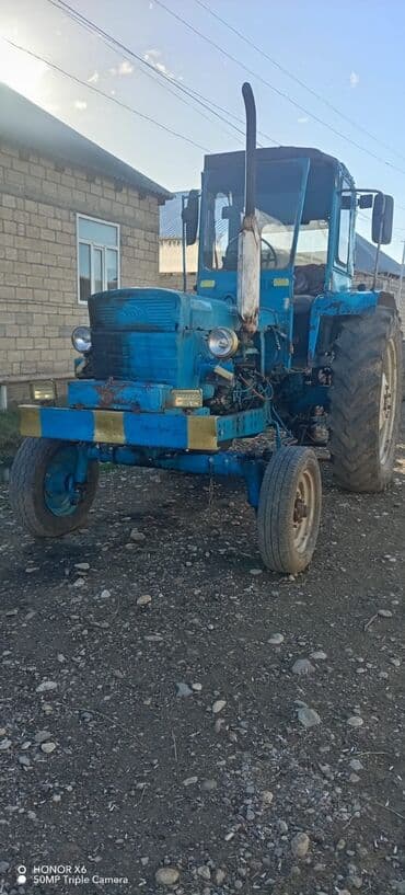 tap az mini traktor: Mavi rəngli MTZ tipli təkərli traktor. Xüsusiyyətlər: - Dizel — 3