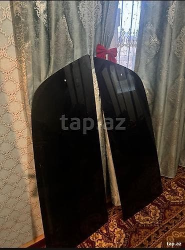 Bu iki qara rəngli panel, yuxarı hissəsi əyri formada olan, hamar və — 2