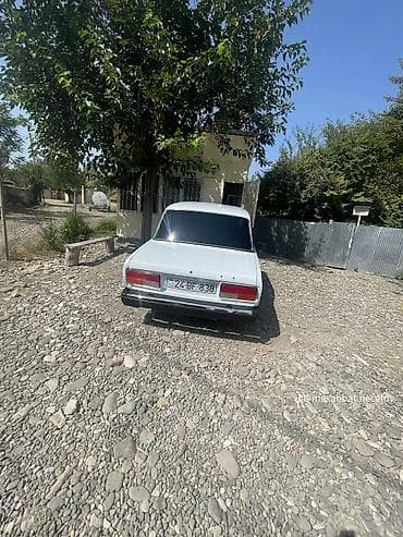 uaz 452 satilir: VAZ 2107, ağ rəng, sedan kuzov. Texniki xüsusiyyətlər: - Arxa — 3