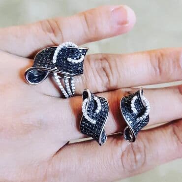 sirqalar qizil: Dəstə daxildir: Üzük, Sırğa, Ağ qızıl, 585 Əyar, 1172 g — 1