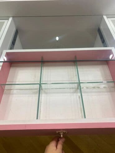 işlənmiş güzgülər: İşlənmiş, Manikür üçün masa, Güzgülü — 6