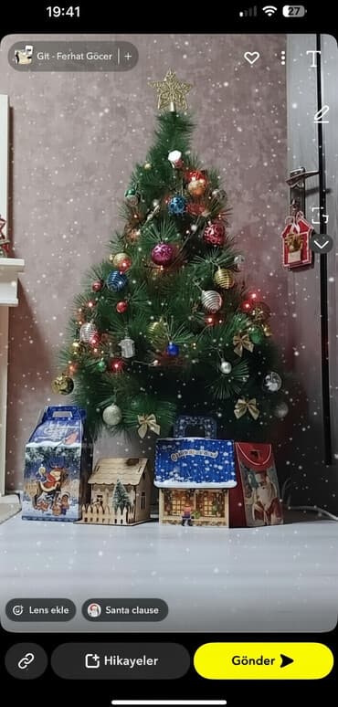 Yolka satılır işıqları ve oyuncaqları ile bir yerde