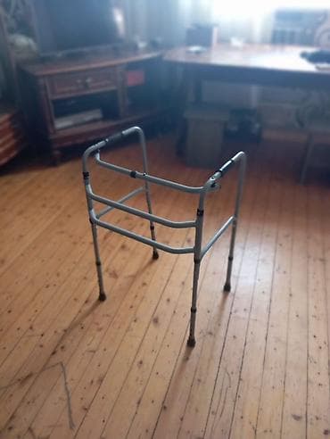 terrea aparat: Tənzimlənən hündürlüklü gəzinti aparatı (walker). Yüngül metal — 3