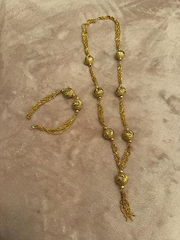 Qadın geyimləri: Qızılı rəngdə zərgərlik dəsti – boyunbağı və bilərzik - Tərkibi — 1