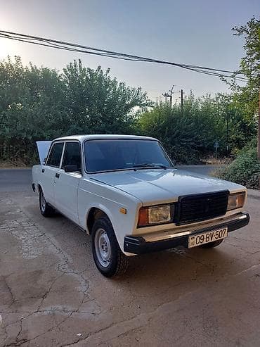 qosqu satisi: VAZ 2107 sedan – klassik ağ rəngdə, 4 qapılı, arxaötürücülü. Texniki — 2