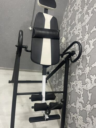 idman alet: Təsvir: - Evdə istifadə üçün inversiya trenajoru (inversion table). - — 1