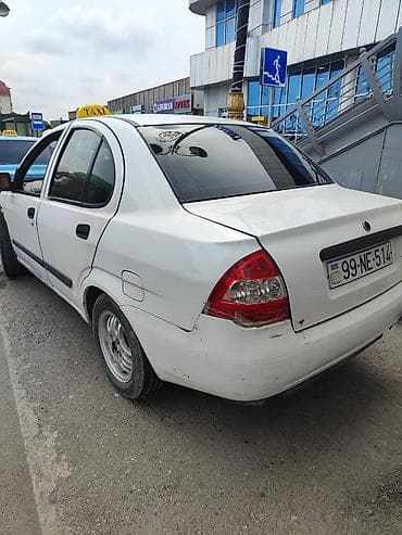 tesla disk: Ağ rəngli sedandır. 4 qapı, 4yerlik salon. Mexaniki sürətlər qutusu — 2