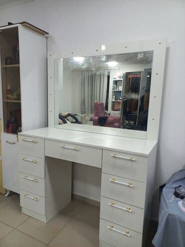 sandiq mebel: Yeni, Saş kəsimi üçün masa, Güzgülü — 8