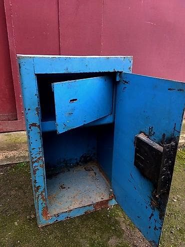 Metal seyf – köhnə tip, mavi rəngli, dözümlü polad korpus