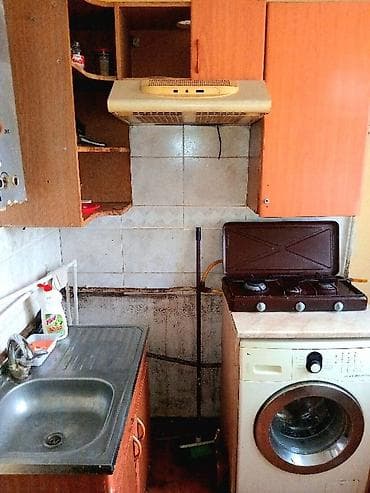 Salam. Ev Bakıda Neftçilər Kruqunda Maklerlər bağının yanındakı binada