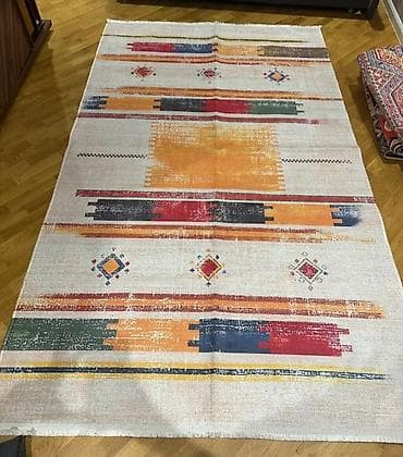 Pledlər: Boz-bej fonlu, müasir etno motivli xalça. - Dizayn: rəng blokları və — 1