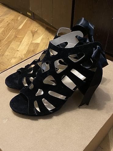 Basanoşka və səndəllər: Qara zərif sandaletlər – kəsikli (cut‑out) dizayn, yumşaq süet — 2