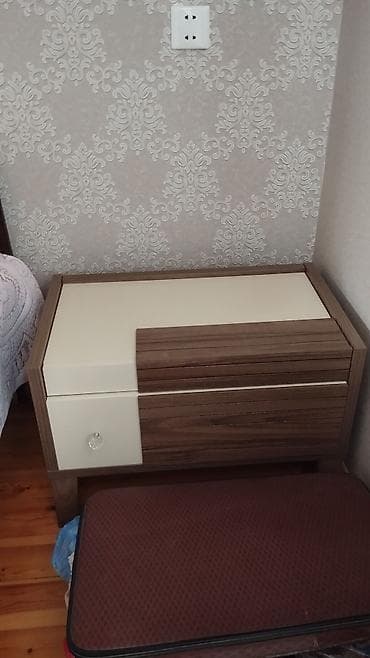 İki ədəd eyni model tum rəngli ağac naxışlı yataq otağı tumbası. -