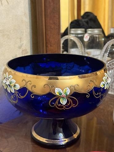 peygember ciceyi: Kobalt-mavi rəngdə büllur/kristal ayaqlı meyvə və desert qabı. - — 2
