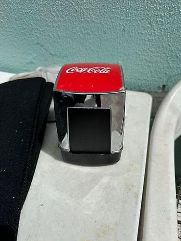 plastik qab: Coca‑Cola masaüstü salfetlik dispenseri - Brend dizaynlı, kompakt — 3