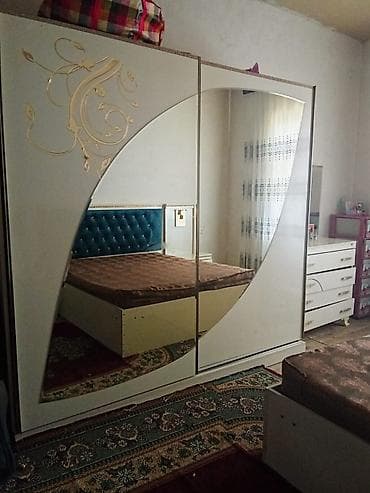 Böyük həcmli ağ rəngdə sürgülü qapılı şkaf. Ön yüzündə iri dekorativ — 1