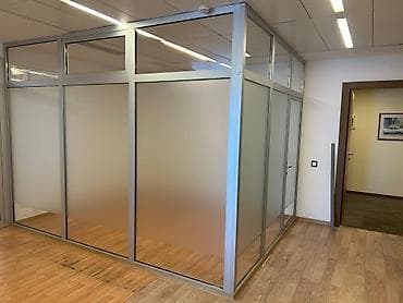 Офисная мебель на заказ: Alüminium çərçivəli ofis şüşə bölməsi - Material: gümüş rəngli — 3