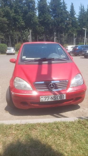 kompressor teh: Mercedes-Benz A160, qırmızı həcmli şəhər hetçbeki. Xüsusiyyətlər: - — 1