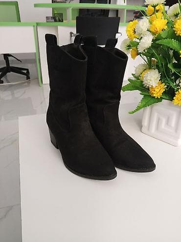 qadın sapaşkiləri: Qadın çəkmələri – qara rəng, süet material - Model: kəskin burunlu — 2