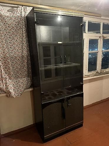 Şüşəli dolab vitrini