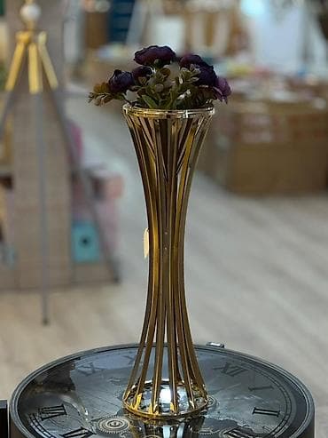 Vazalar: Bir vaza, Metal — 1