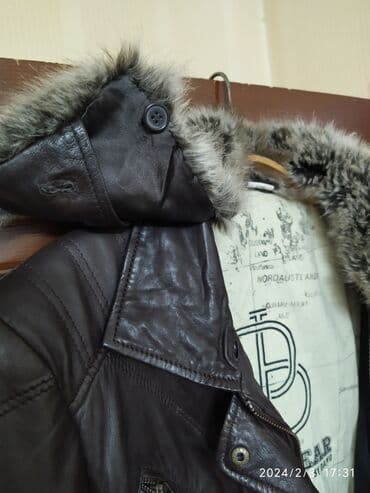 dəri jaket: Новая куртка ( натуральная кожа ягнёнка) мягкая и нежная кожа. Бренд — 4