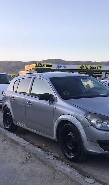 kredit opel astra: Opel Astra H (5 qapılı hetçbek), gümüşü rəng. Texniki xüsusiyyətlər — 3