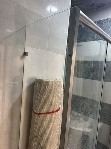 чугунная ванна продать: Şəffaf şüşə panelləri və gümüşü metal çərçivəsi olan bu duş kabini — 3