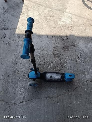 Uşaq skateri (3 təkərli) - Rəng: qara-mavi - 2 ön təkər + 1 arxa — 1