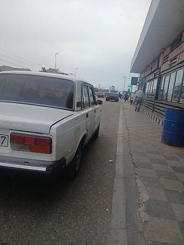 diskler r13: VAZ 2107, ağ rəng, sedan kuzov. Xarici görünüş: - Klassik 2107 — 3
