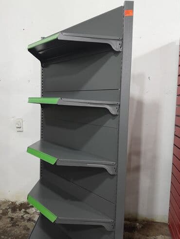 divar rəf: Müxtəlif rənglərdə metal ticarət rəfləri. Hər bir rəf mağaza və ya — 5