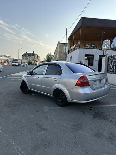 masin bazari oluxana: Satılır: gümüşü rəngli kompakt sedan Mühüm xüsusiyyətlər: - Kuzov: 4 — 2